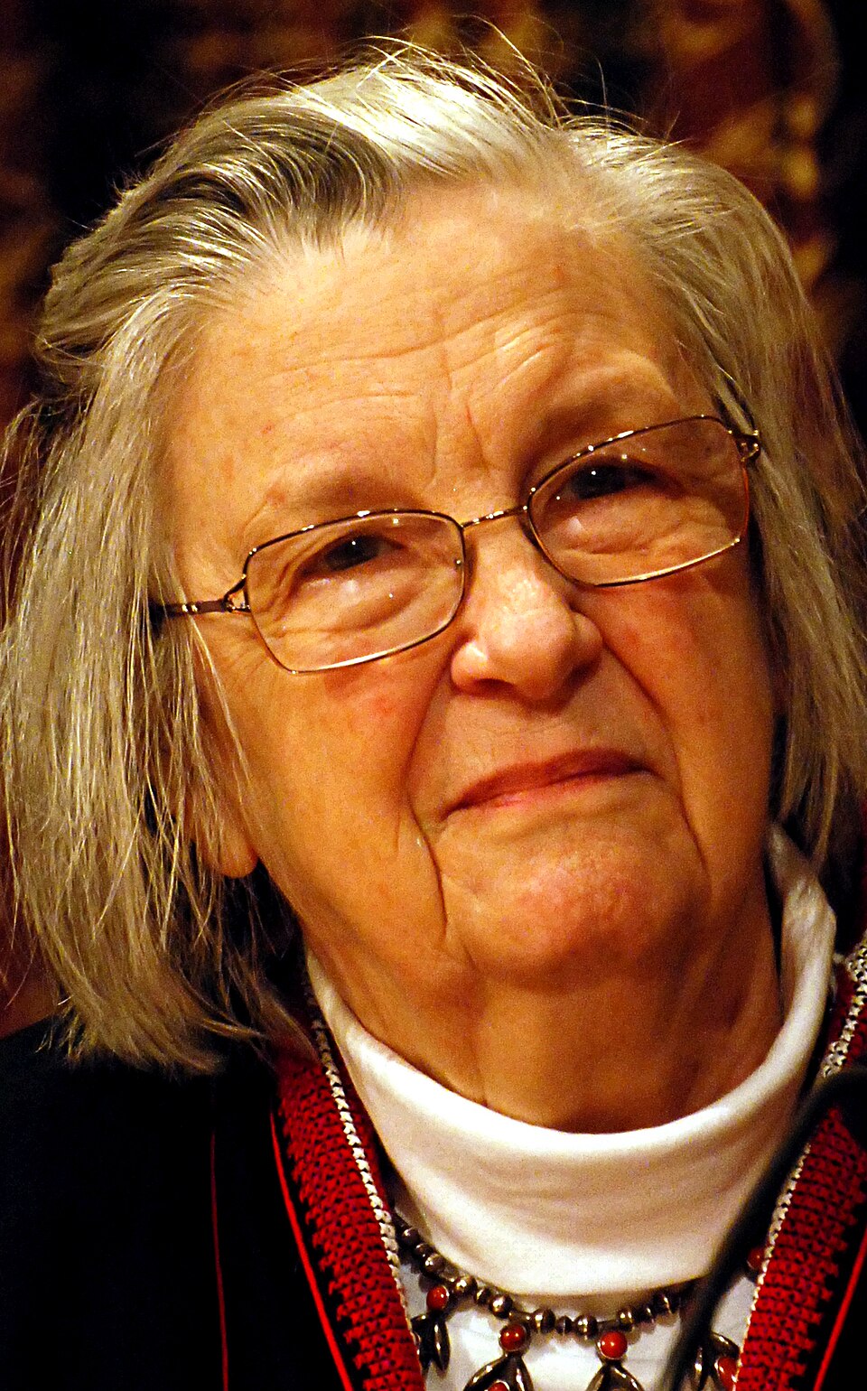Elinor Ostrom bij de Nobelprijspersconferentie in 2009